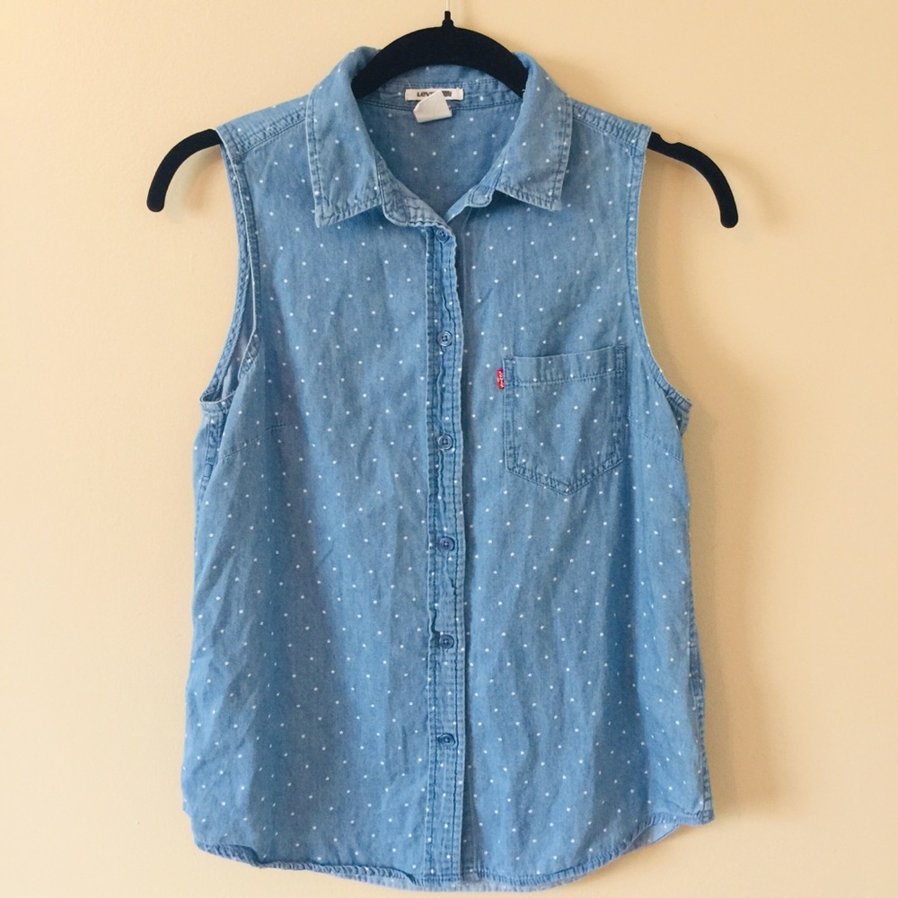 Levi’s sleeveless button down top